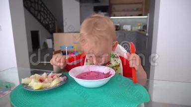 有趣的脏脸孩子。 小男孩吃甜菜根汤。 <strong>前进方向</strong>
